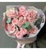 Французские розы и кустовые розы с эвкалиптом