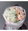 Белая гортензия и кустовая роза Pavlova