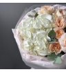 Белая гортензия и кустовая роза Pavlova 3