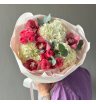 «Клубничный коктейль» орхидея с белыми гортензиями 2
