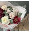 Стойкий букет с ранункулюсом и хризантемой бигуди 4
