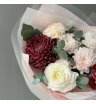Стойкий букет с ранункулюсом и хризантемой бигуди 3