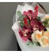 Авторский сборный букет с орхидеей, кустовыми розами и илексом 3