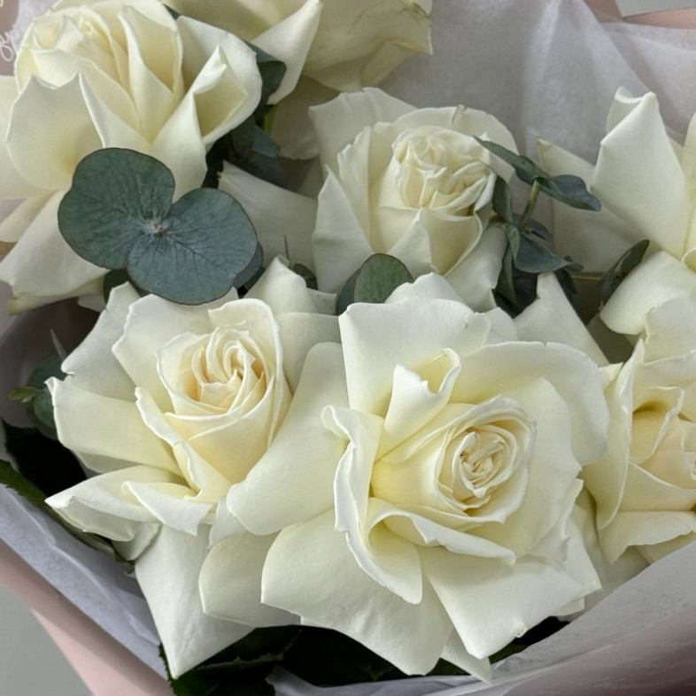 Белоснежные розы с эвкалиптом 