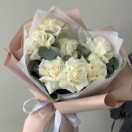 Белоснежные розы с эвкалиптом  1