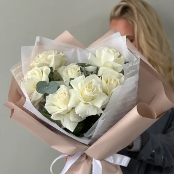 Белые розы с эвкалиптом 7шт