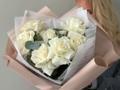 Белые розы с эвкалиптом 7шт