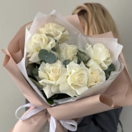 Белоснежные розы с эвкалиптом  2