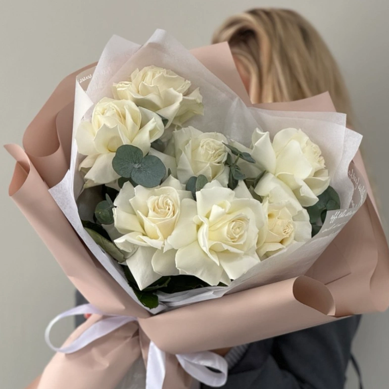 Белоснежные розы с эвкалиптом 