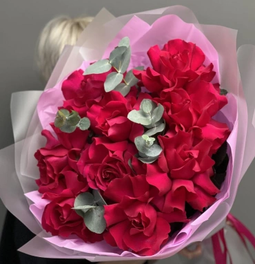 Розы и эвкалипт «Яркая любовь» 