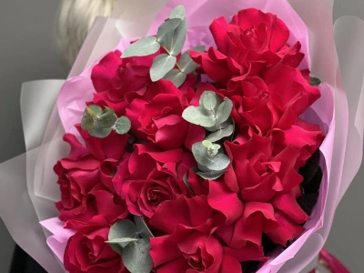 9 Роз фуксия и эвкалипт «Яркая любовь» 