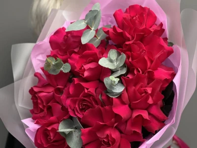 9 Роз фуксия и эвкалипт «Яркая любовь» 