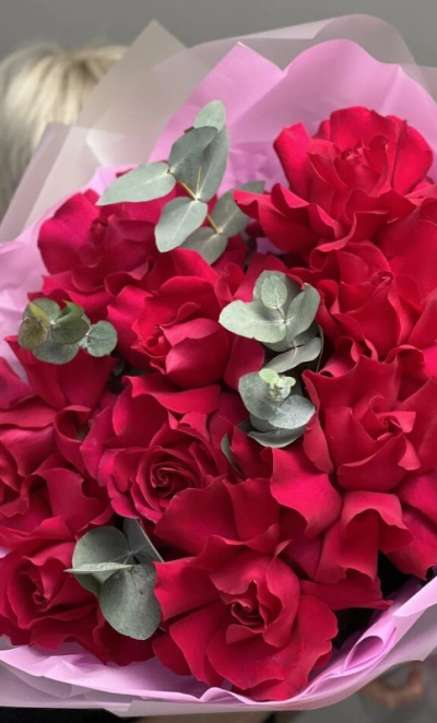 Розы и эвкалипт «Яркая любовь» 