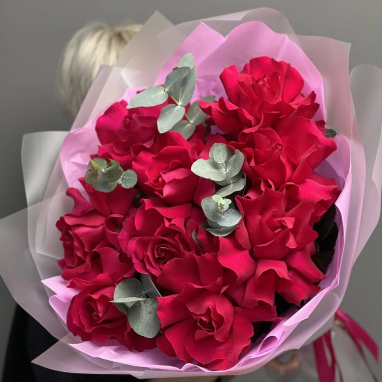 Розы и эвкалипт «Яркая любовь» 