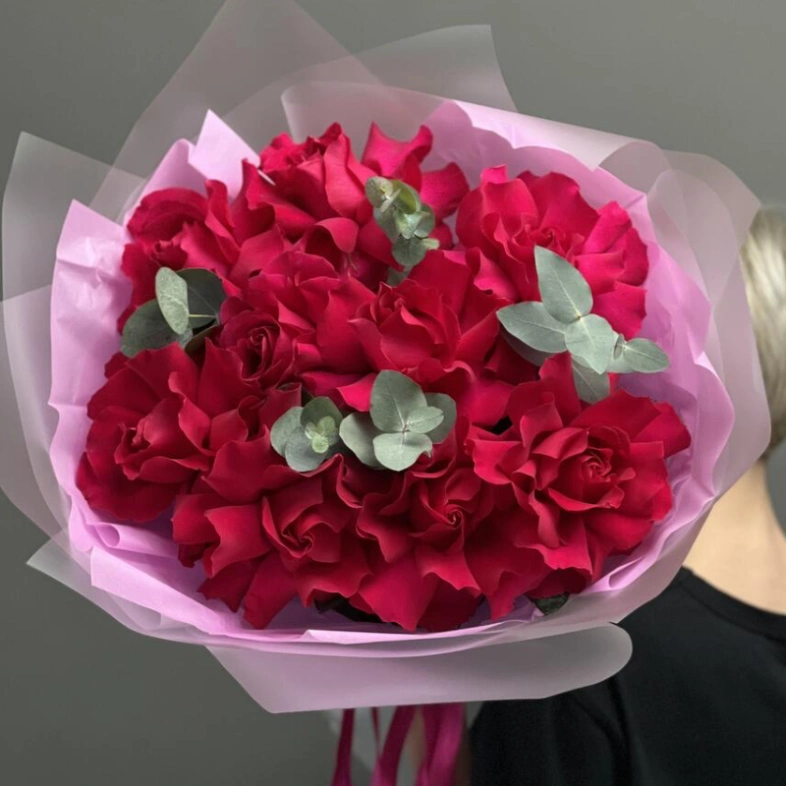 Розы и эвкалипт «Яркая любовь» 