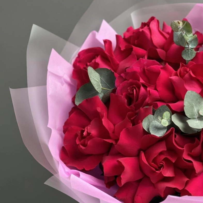 Розы и эвкалипт «Яркая любовь» 