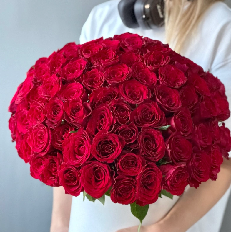 101 красная роза Кения в шляпной коробке 