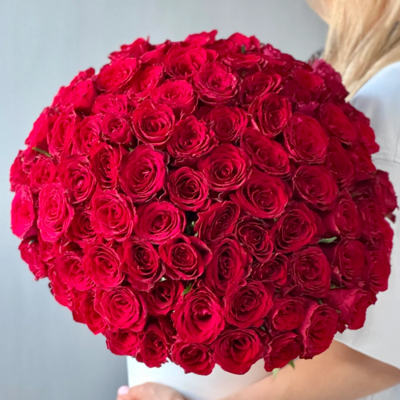 101 красная роза Кения в шляпной коробке 