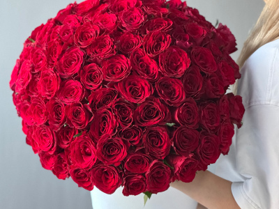 101 красная роза Кения в шляпной коробке 