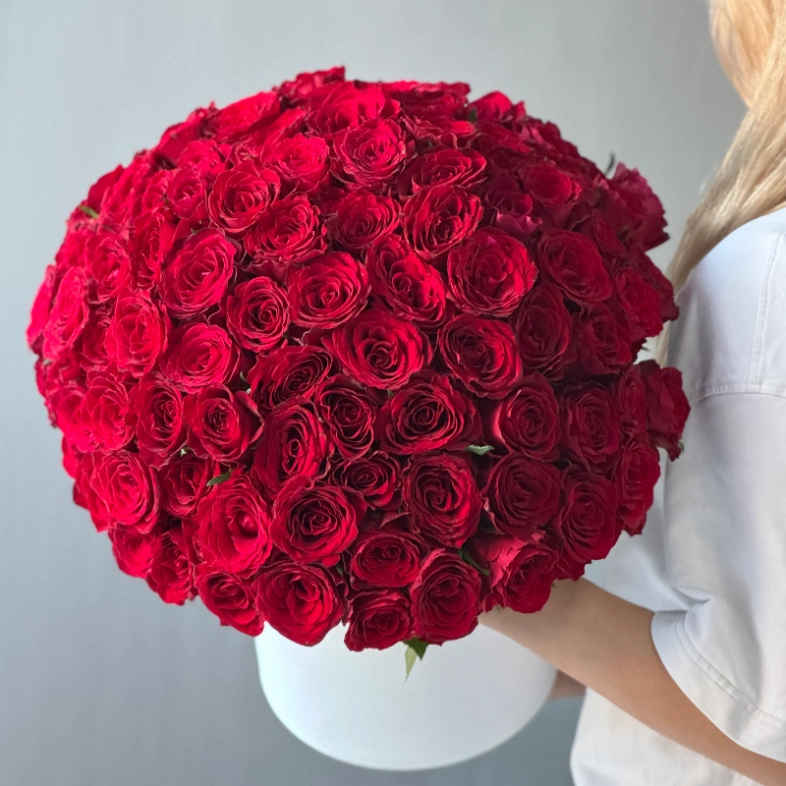 101 красная роза Кения в шляпной коробке 