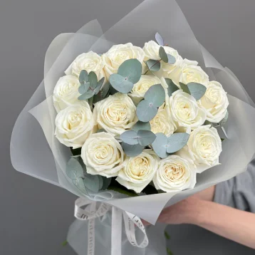 Букет белых роз 15шт Плая бланка с эвкалиптом 