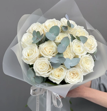 Букет 15 Плая бланка белая с эвкалиптом 