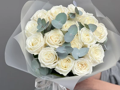 Букет белых роз 15шт Плая бланка с эвкалиптом 