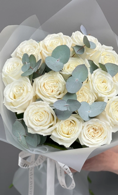 Букет 15 Плая бланка белая с эвкалиптом 