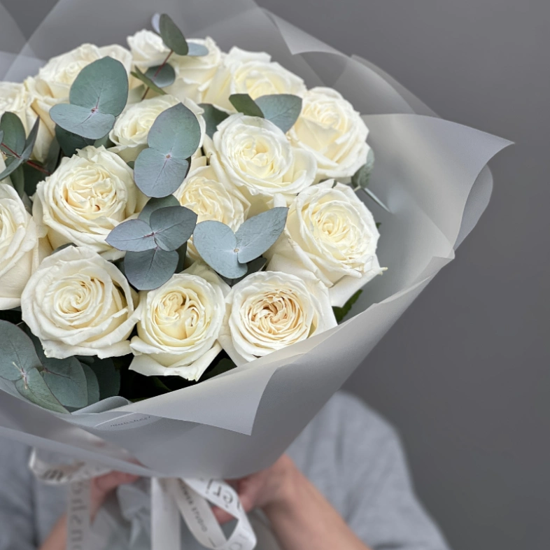 Букет 15 Плая бланка белая с эвкалиптом 