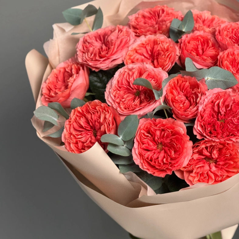 Пионовидные розы Кенди с эвкалиптом