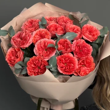 Пионовидные розы Кенди с эвкалиптом