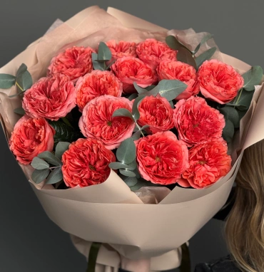 Пионовидные розы Кенди с эвкалиптом