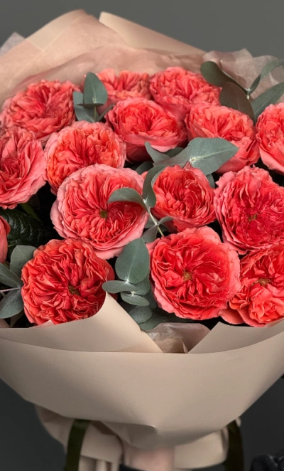 Пионовидные розы Кенди с эвкалиптом