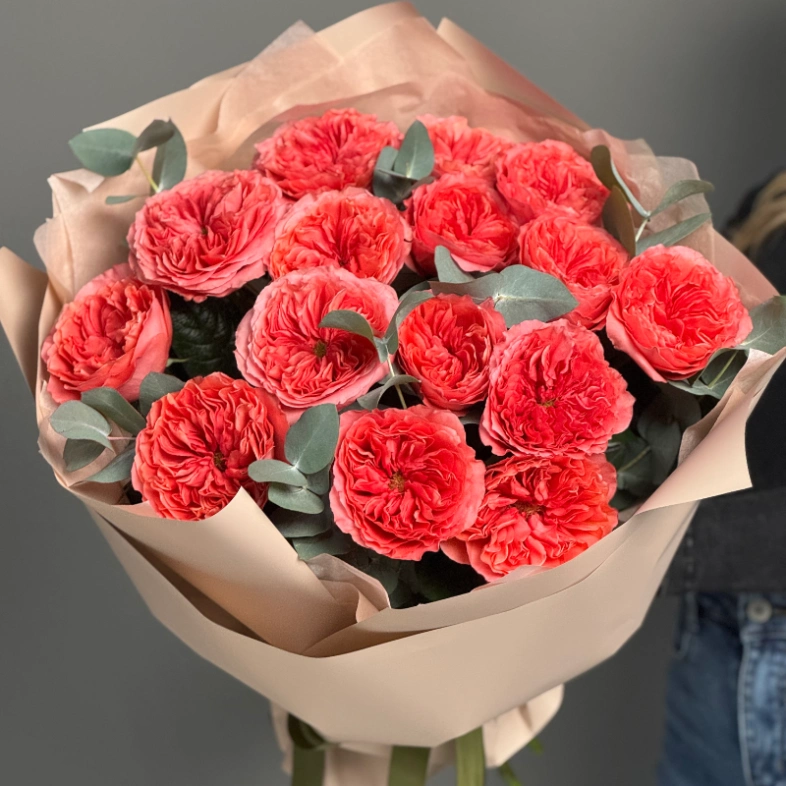 Пионовидные розы Кенди с эвкалиптом