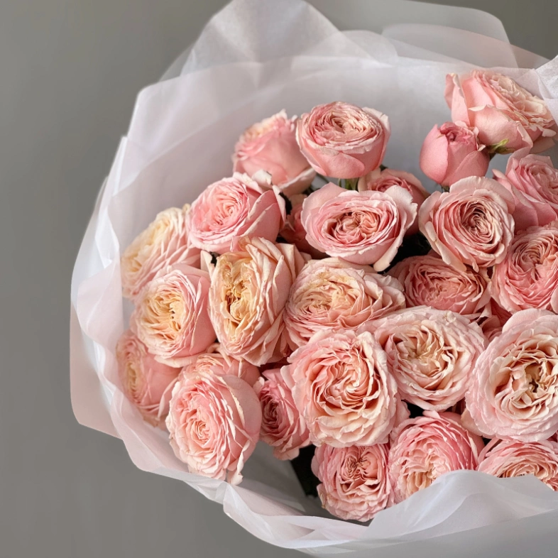 Букет цветов из кустовых пионовидных роз Тендрессе