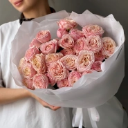 Букет цветов из кустовых пионовидных роз Тендрессе 4