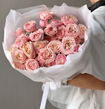 Букет цветов из кустовых пионовидных роз Тендрессе