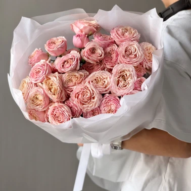 Букет цветов из кустовых пионовидных роз Тендрессе