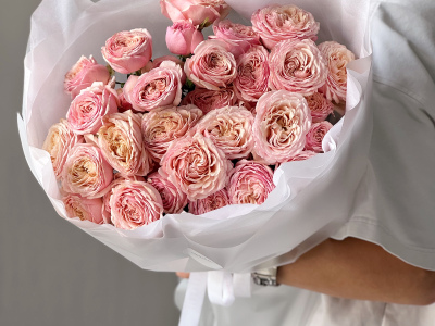 Букет цветов из кустовых пионовидных роз Тендрессе