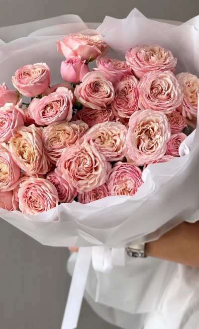 Букет цветов из кустовых пионовидных роз Тендрессе