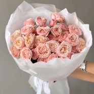 Букет цветов из кустовых пионовидных роз Тендрессе 1