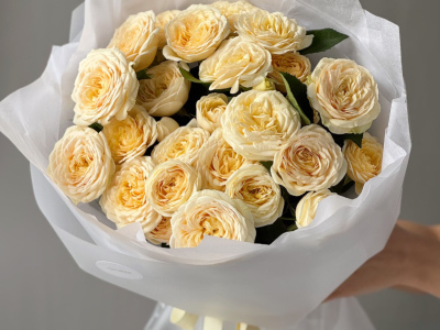 Букет цветов из кустовых роз «Изабелла» 7шт