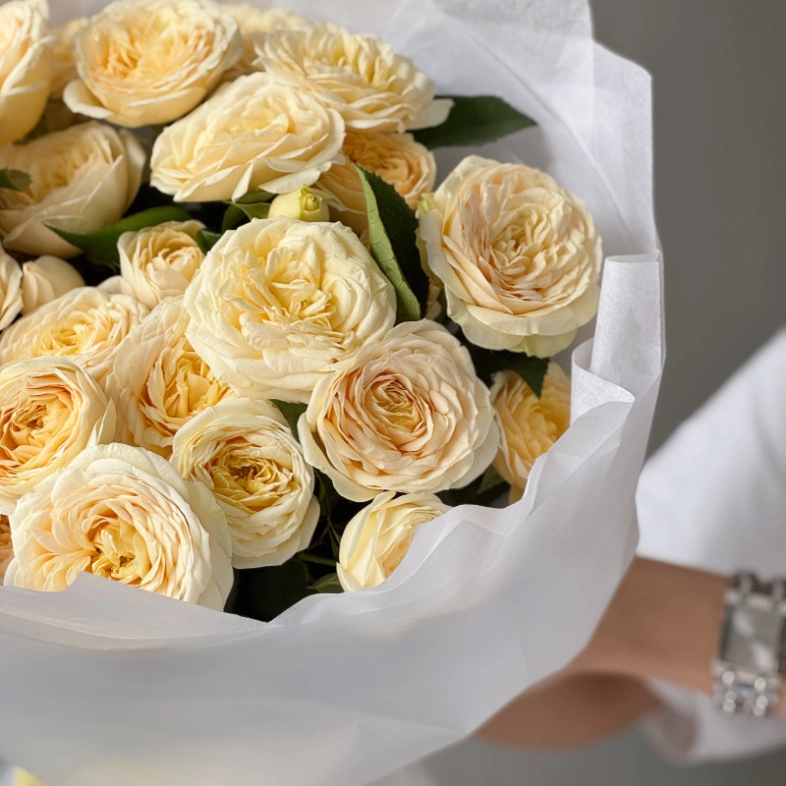 Букет цветов из кустовых роз «Изабелла» 7шт