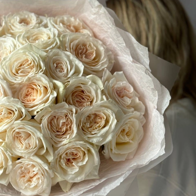 25 парфюмированных роз «Вайт О’хара»