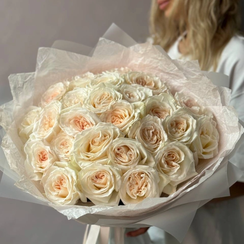 25 парфюмированных роз «Вайт О’хара»
