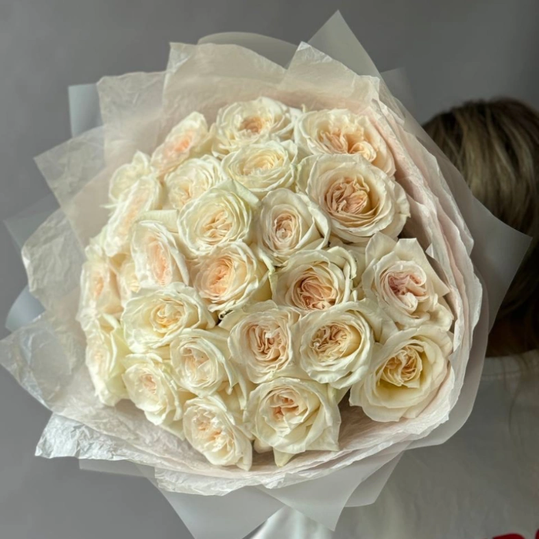 25 парфюмированных роз «Вайт О’хара»