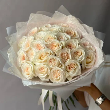 25 парфюмированных роз «Вайт О’хара»