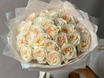 25 парфюмированных роз «Вайт О’хара»