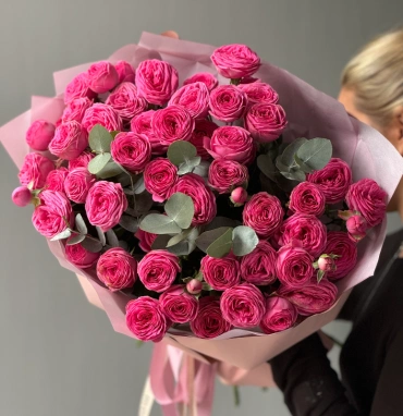 Букет кустовые розы Жизель 13 шт с эвкалиптом