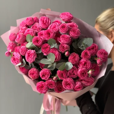 Букет кустовые розы Жизель 13 шт с эвкалиптом